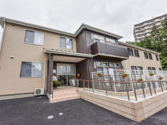 一軒家風の外見の2階建ての建物である。レンガ調と木材を使った外壁であり、一部ウッドデッキのベランダが設置されている。