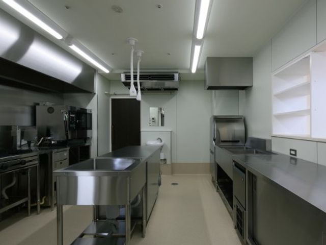 清潔なキッチンの空間 食堂 機能的に整備されたキッチンは、清潔感があり、中で働くスタッフの能率も考えた設計になっています。安心して食事の支度をしていただける環境です。