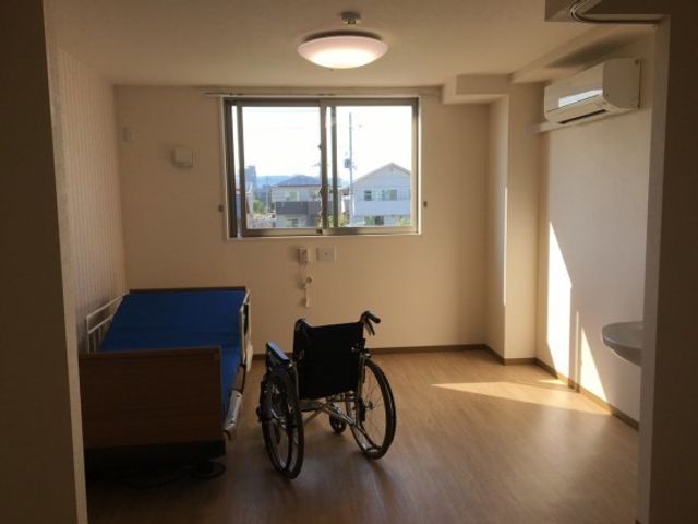 明るく開放的な居室 居室 採光に優れた居室は、車椅子が置かれた快適な空間です。周囲は静かで落ち着いた雰囲気が感じられます。