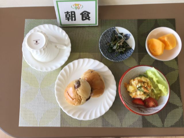 健康的な食事のテーブル 食事 栄養バランスを考えた色鮮やかな食事が提供され、日々の健康維持をサポートしています。利用者の笑顔が見られる食の空間です。