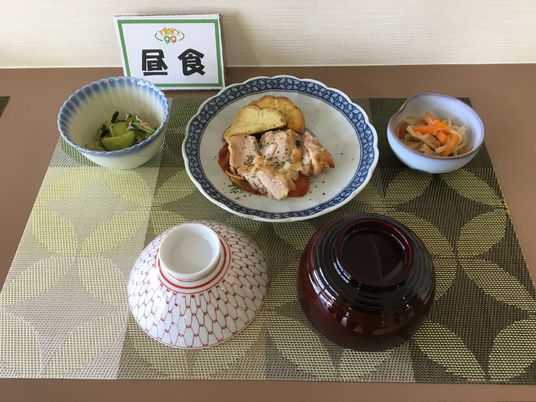 食堂の彩り豊かな食事風景