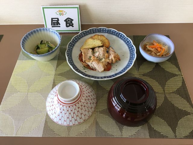 食堂の彩り豊かな食事風景 食事 バランス良く彩られた一食です。栄養士が考えた献立で、健康をサポートしています。