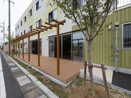 明るい外観の建物前