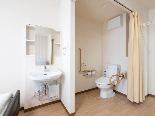 バリアフリー対応トイレ 居室 手すり付きで安全に配慮されたトイレです。ゆとりある空間で快適な日々をサポートいたします。