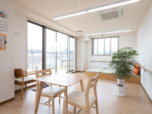 明るい居室の様子 共有スペース ゆとりある居室で、採光を多く取り入れた設計になっています。窓からは外の明るい景色が見え、快適な時間を過ごせそうです。