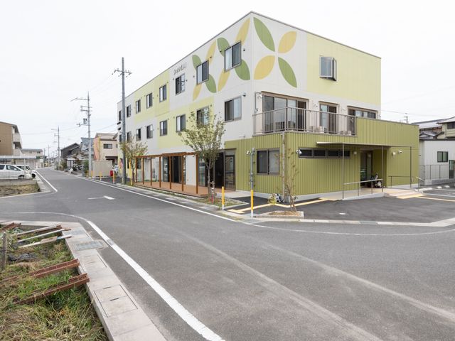 新築そうな施設の外観 外観 新しいデザインの施設前には、ゆったりとしたスペースがあり、通りに面しています。