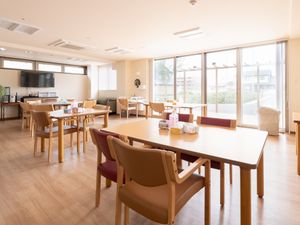 日差しが差し込む明るい食堂