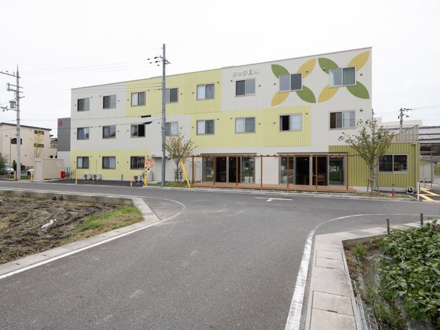 カラフルな外観の建物 外観 明るい色合いの建物です。入口が広く、気持ちの良い出勤が期待できそうです。