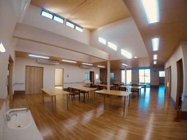 広々とした明るい食堂 食堂  ゆったりとした空間の食堂で、日々の食事やコミュニケーションを楽しむことができます。天井の高い開放的なデザインです。
