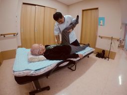 ケアシーンのスタッフと利用者