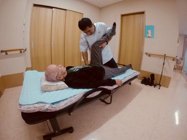 ケアシーンのスタッフと利用者