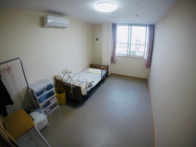 居心地の良い個室の空間 居室  広々とした清潔感のある個室です。明るい窓からは外の光が差し込み、快適な生活をサポートします。