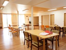 明るい広間の様子