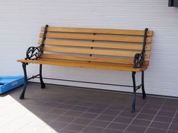 ベンチと壁の構図