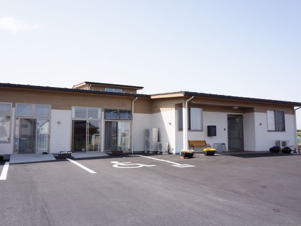 明るい外観の建物