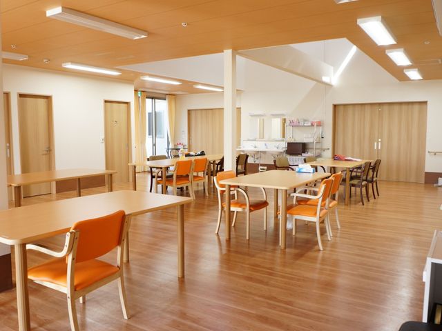 広々とした明るい食堂 多目的室 天井が高く、自然光が差し込む食堂では、一緒に働く仲間とのコミュニケーションも楽しむことができます。