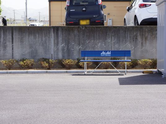 青いベンチのある駐車場