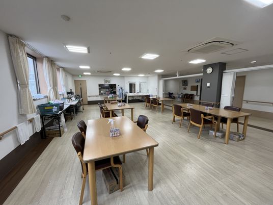 明るい広々とした食堂