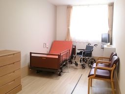 明るい居室の様子