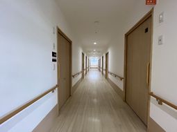 手すり付き廊下