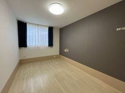 木目調の床の居室