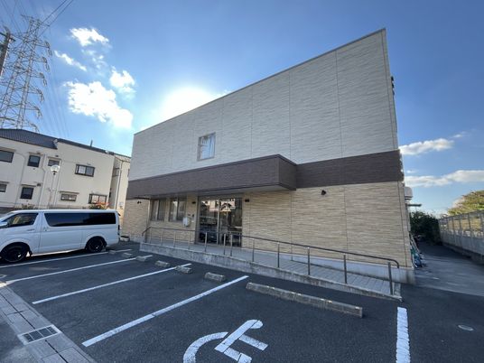 駐車場がある外観