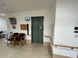 エレベーターの前