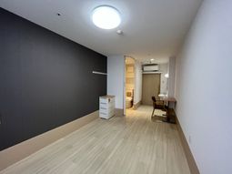 落ち着いた色調の居室