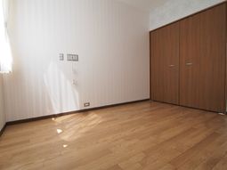 温かみのある木目調居室