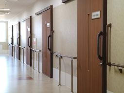 清潔な廊下の並ぶ扉