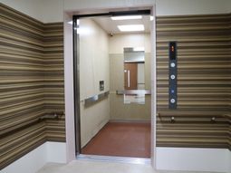 清潔感あるエレベーター前