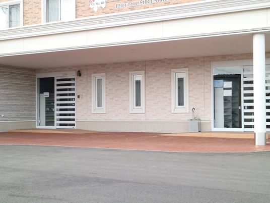 清潔な建物のエントランス