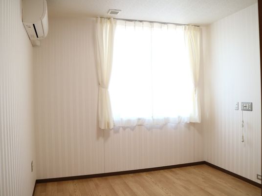 洋室とエアコン付き