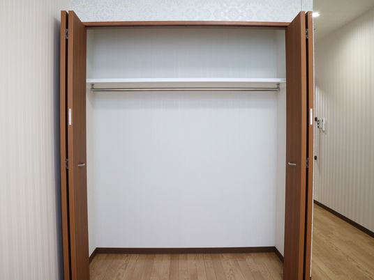 明るいクローゼットの開口部
