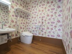 花柄壁紙のトイレ空間