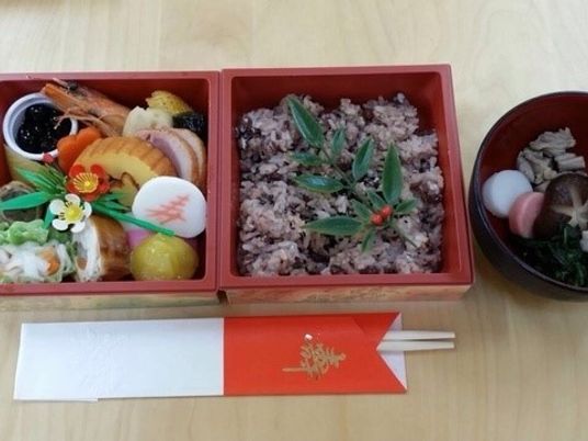 お祝いの特別な食事風景