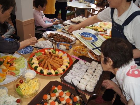 食事の時間のダイニング