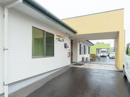 明るいエントランスの外観