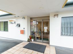 エントランスの明るい外観