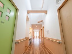 明るく清潔な廊下