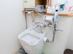 清潔な洗面台と備品