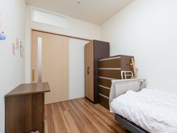 明るい居室の様子