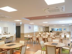 広々とした明るい食堂