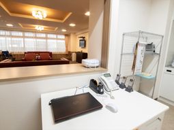 フロントデスクと待合室