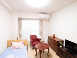 明るい居室の様子