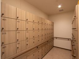 整理された木製ロッカー