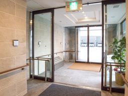 明るいエントランスの様子