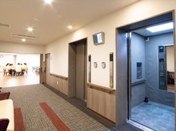 エレベーターとダイニングスペース