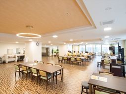 広々とした明るい食堂