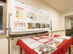 情報掲示物を配した空間